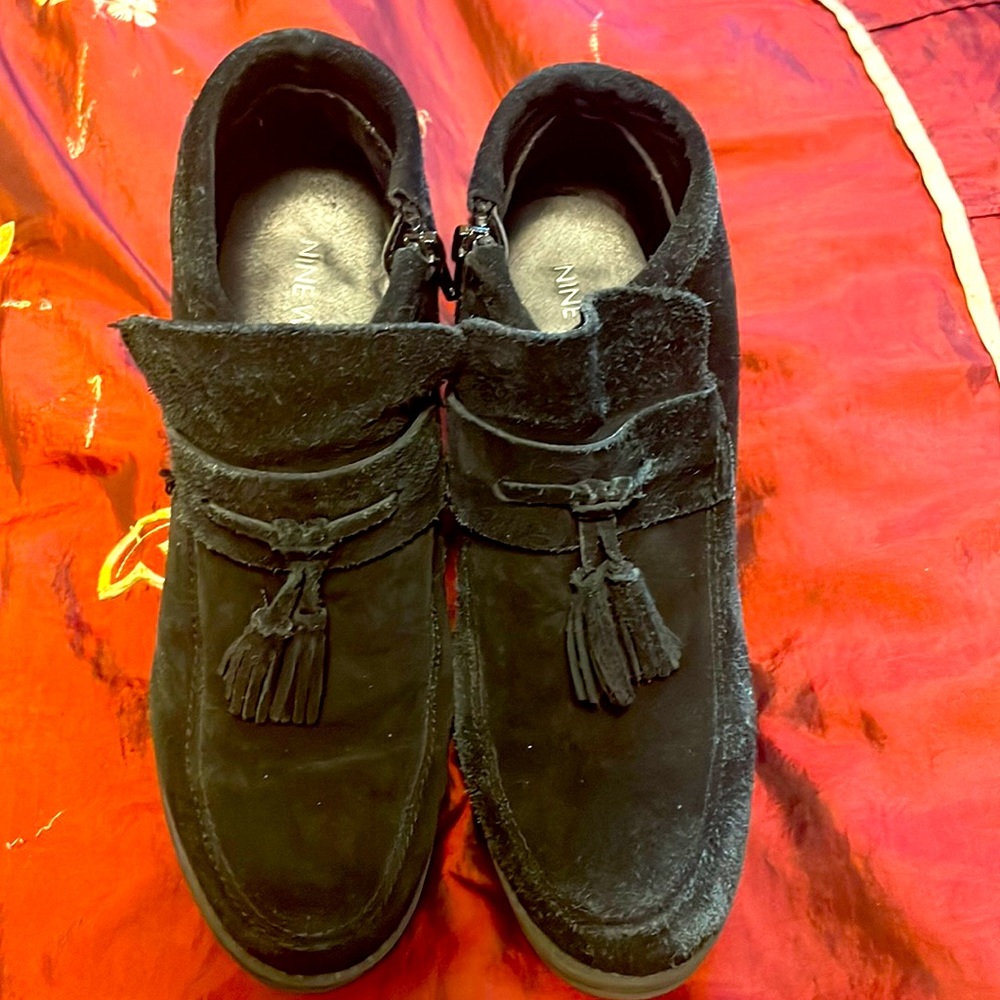 Preloved Vintage suede booties from Nine West. Very cute with tassels.
